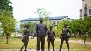 杭州外国语学校剑桥高中雕像