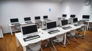 珠海德威国际高中听力训练室