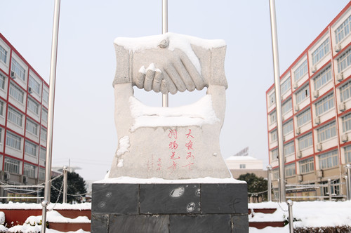 洛阳华洋国际学校雕像.jpg