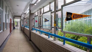 平湖中学圣玛丽国际部教学楼走廊