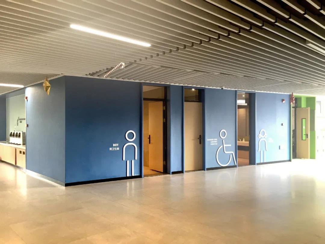 万科双语学校室内公共厕所.jpg
