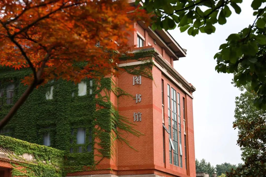 上海应用技术大学国际高中图书馆.jpg
