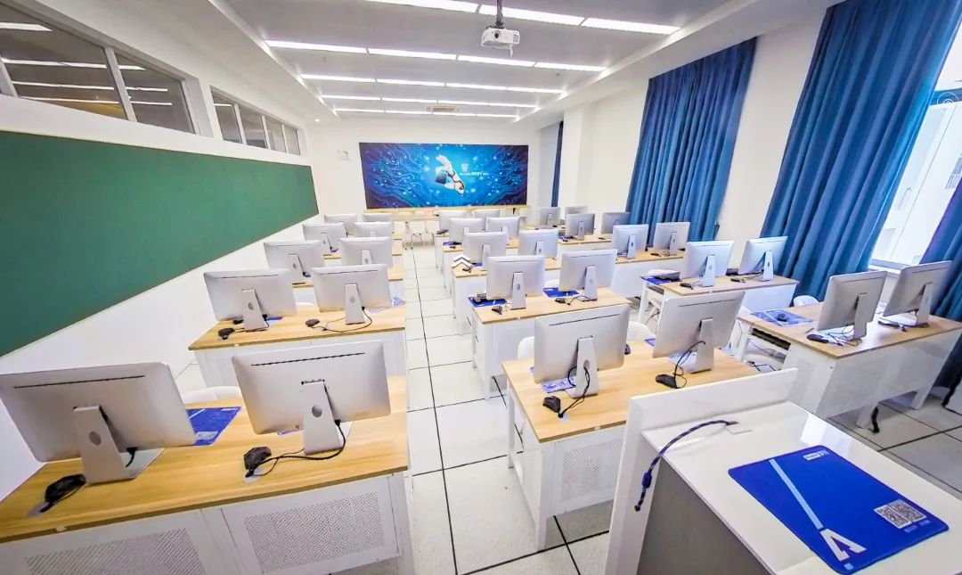 广州亚加达国际预科青藤学院计算机教室.jpg