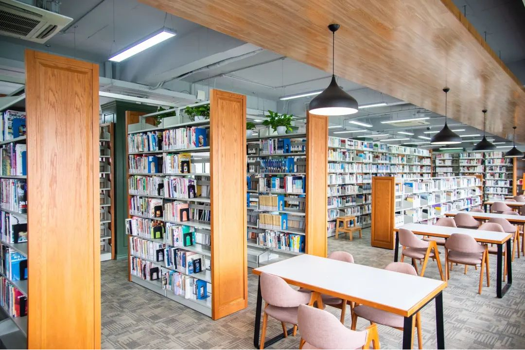 上海世界外国语中学图书馆.png