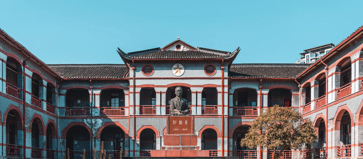华东政法大学雕像.png