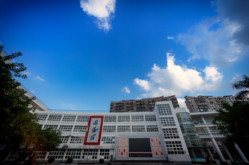 深圳市第三高级中学国际部美国AP课程班升旗台