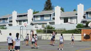 美国加州南麓私立学校篮球场