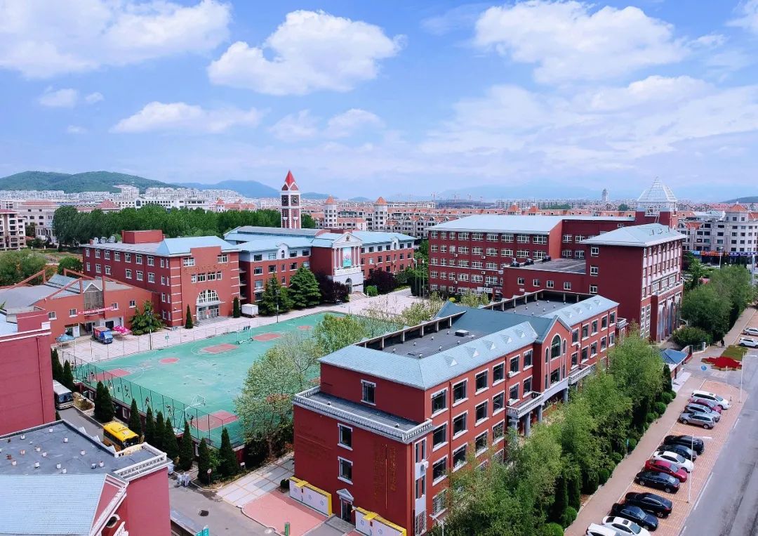 大连枫叶国际学校全景.jpg