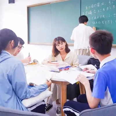 深圳市中新中学“三层两翼”课程体系